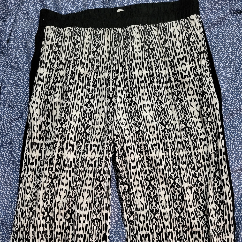 Black and white flowy pants with pockets size M